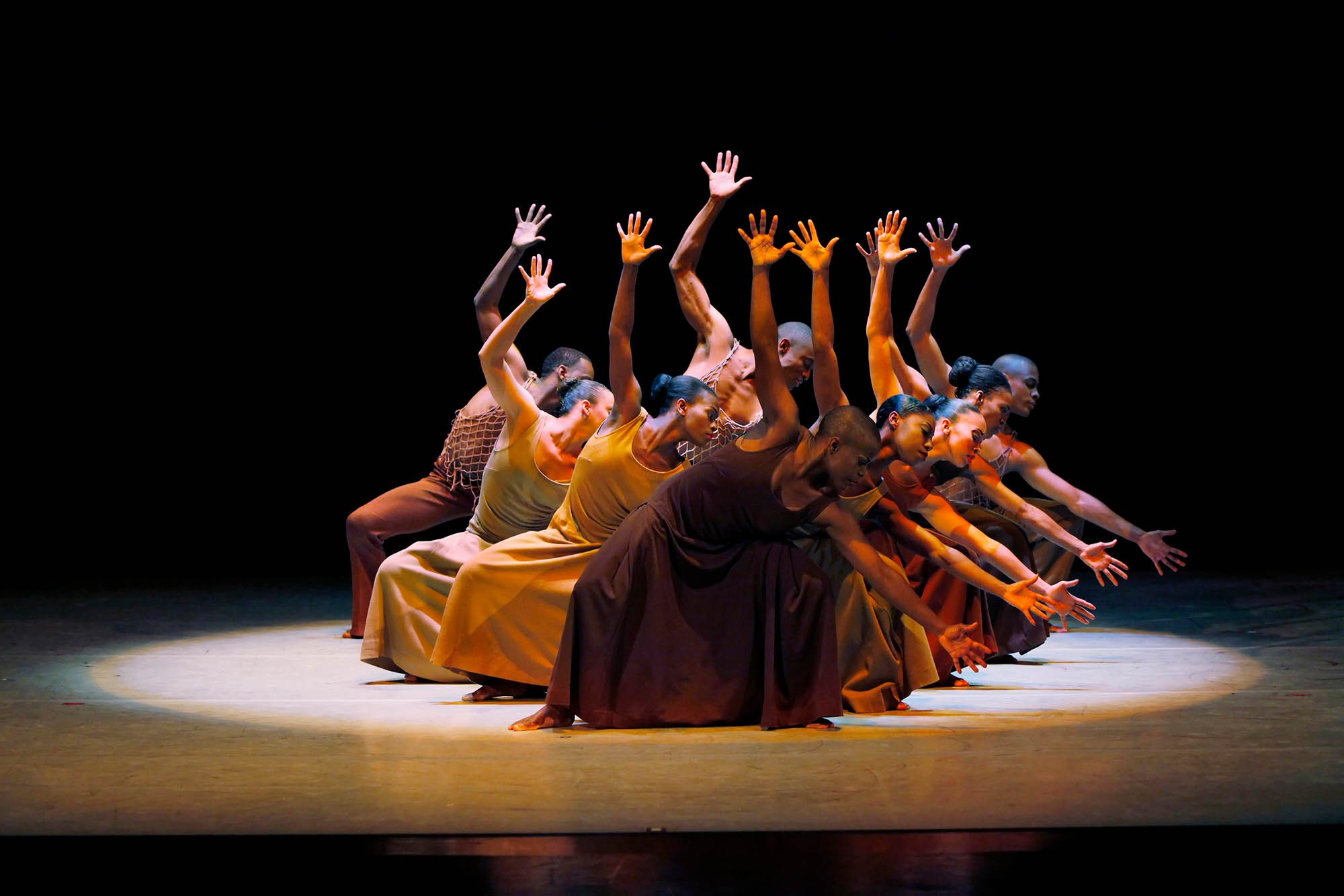 Современный театр это. Alvin Ailey American Dance Theater. Хореографическое искусство. Современные танцы. Театральные танцы.